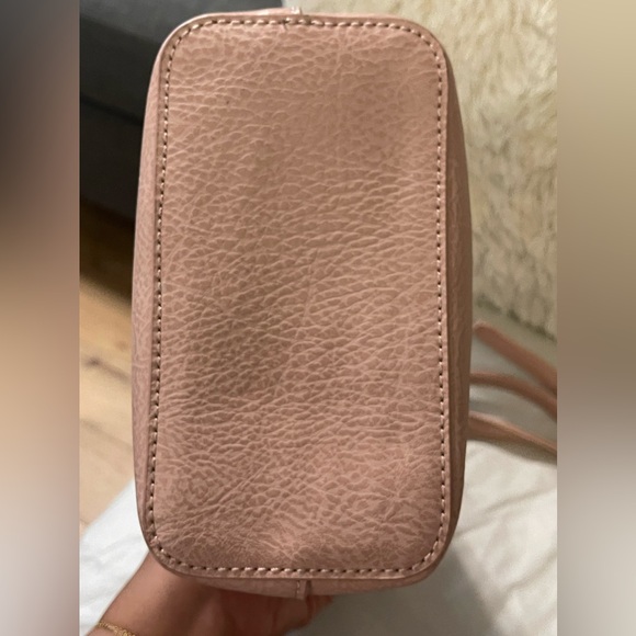 ❤️SOLD❤️ MATT & NAT Light Pink Grained Vegan Leather Bucket Bag - Picture 5 of 10